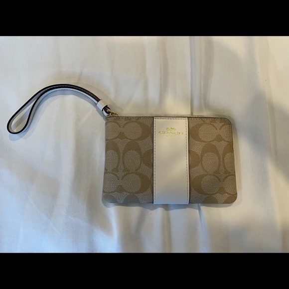 Coach Handbags - ⭐️Host Pick⭐️ Small Coach Wrist Wallet